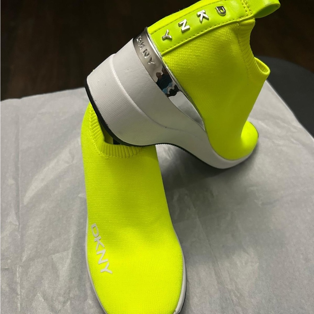 DKNY Women Neon Yellow Beautiful Slip-On Sneakers. Size 6
